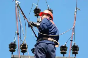electrician installs
grounding power line before repairing it